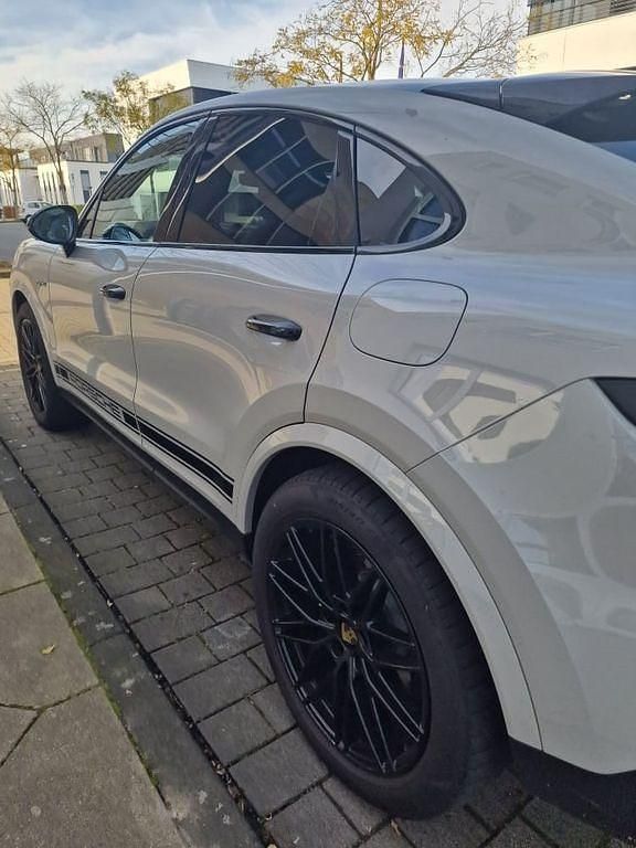 Grau Gebraucht 2024 Porsche Cayenne S E-Hybrid SUV | 103.000 € (Fairer Preis) - Bild 1/4