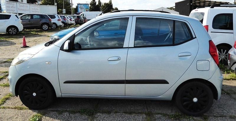 Gebraucht Hyundai i10 69 PS (50 kW) 2013 Silber Kleinwagen