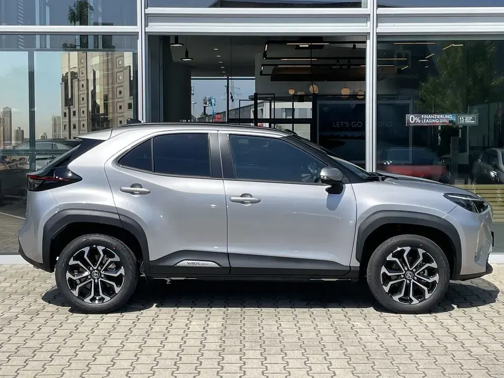 Neu Toyota Yaris Cross 131 PS (96 kW) 2026 Silber SUV