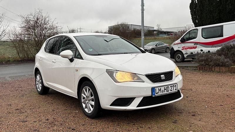 Weiß Gebraucht 2013 Seat Ibiza Reference Limousine | 2.990 € (Guter Preis) - Bild 1/4
