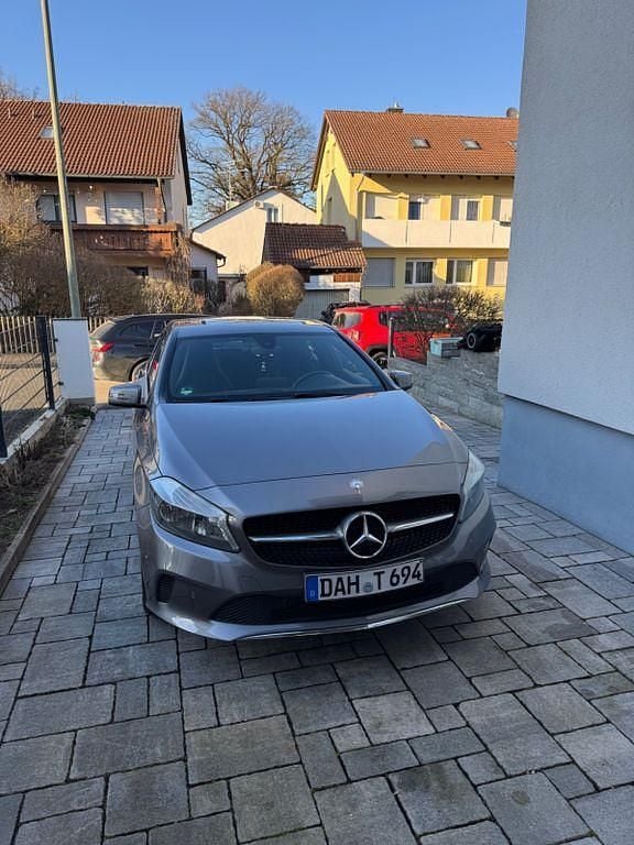 Gebraucht Mercedes A180 136 PS (100 kW) 2016 Grau Limousine