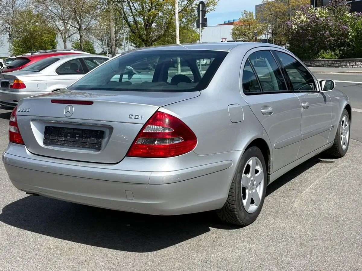 Gebraucht Mercedes E220 150 PS (110 kW) 2004 Silber Limousine