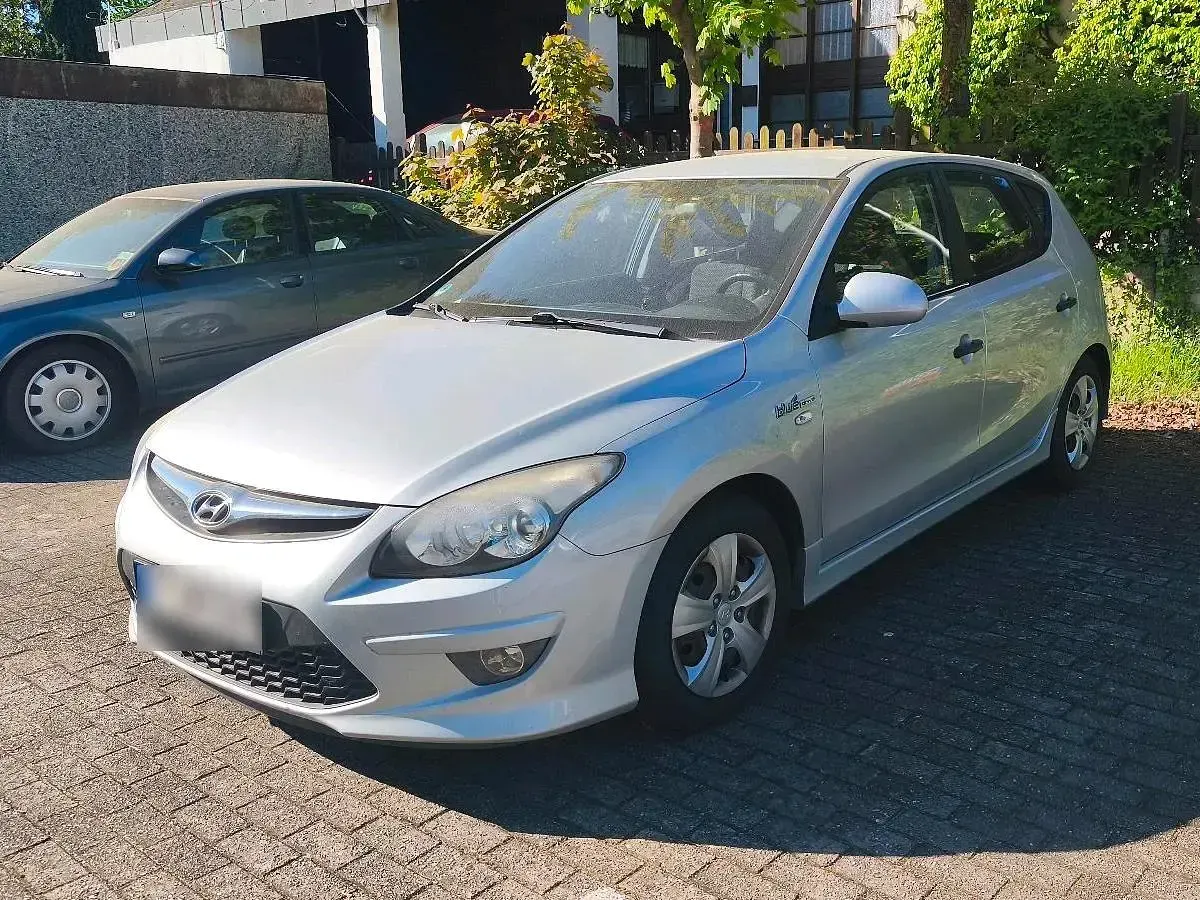Gebraucht Hyundai i30 Edition 109 PS (80 kW) 2011 Silber Limousine