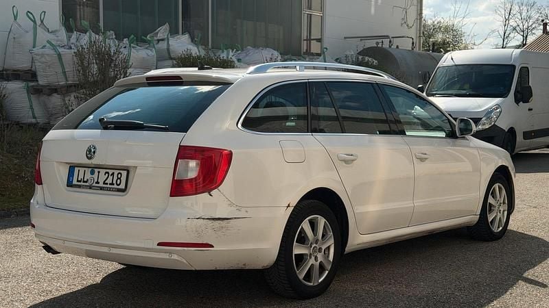 Gebraucht Skoda Superb 125 PS (91 kW) 2011 Weiß Kombi