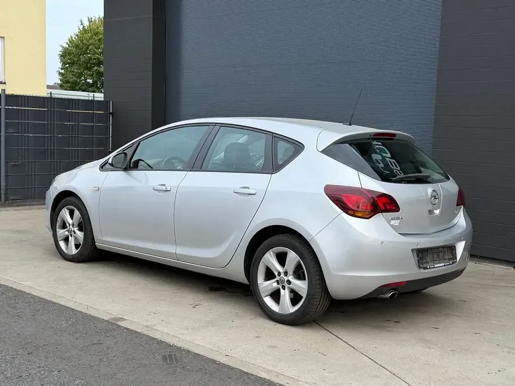 Gebraucht Opel Astra Edition 140 PS (102 kW) 2010 Silber Limousine