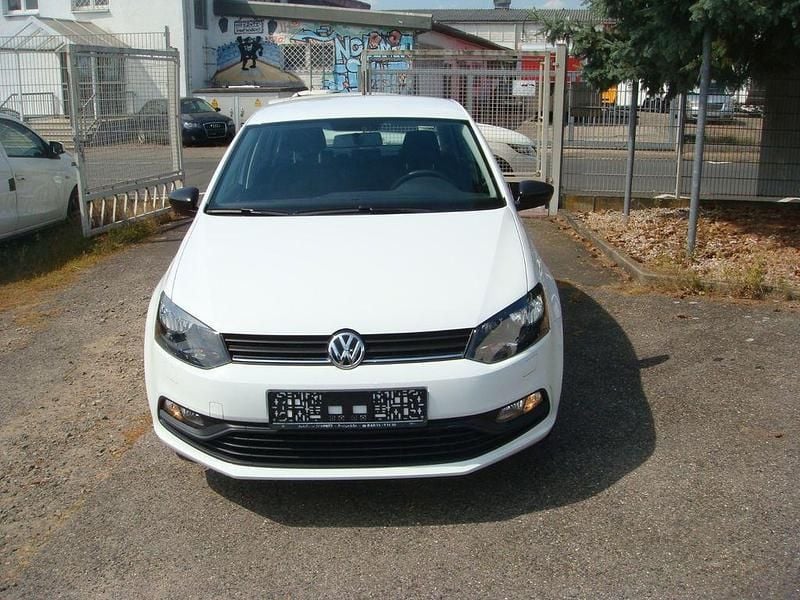 Weiß Gebraucht 2015 VW Polo Trendline Limousine | 4.700 € (Superpreis) - Bild 1/4