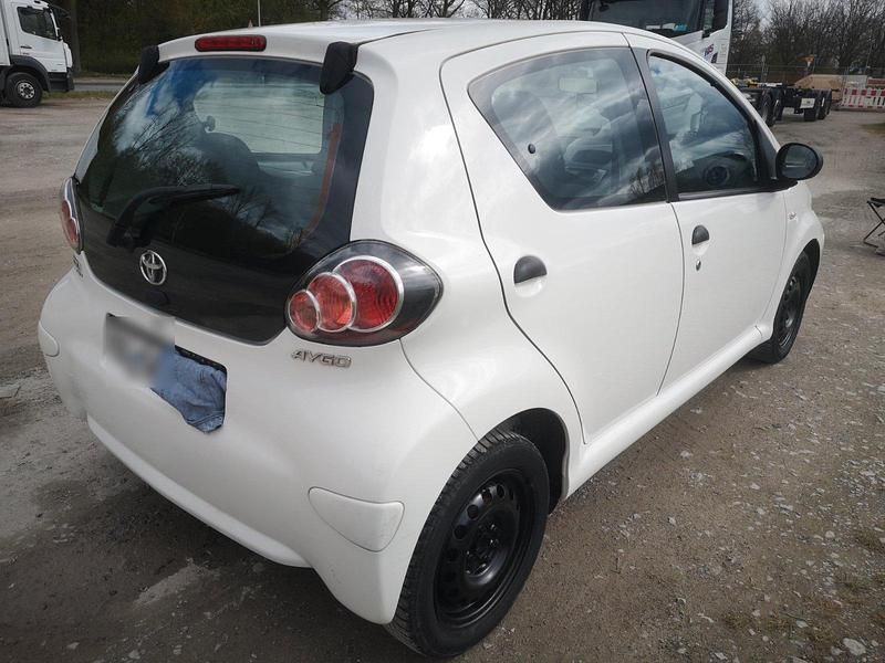 Gebraucht Toyota Aygo 68 PS (50 kW) 2009 Weiß Kleinwagen