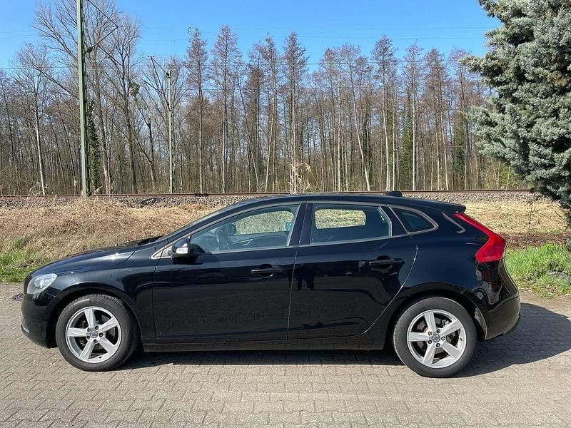 Gebraucht Volvo V40 Momentum 114 PS (83 kW) 2012 Schwarz Kleinwagen