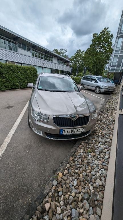 Grau Gebraucht 2012 Skoda Superb Kombi | 8.500 € (Etwas zu teuer) - Bild 1/4