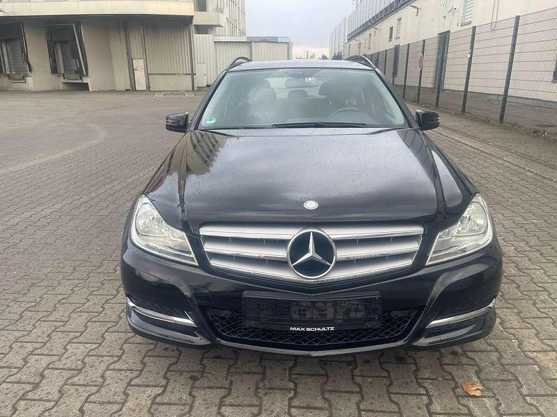 Gebraucht Mercedes C180 156 PS (114 kW) 2013 Schwarz  unilack Kombi
