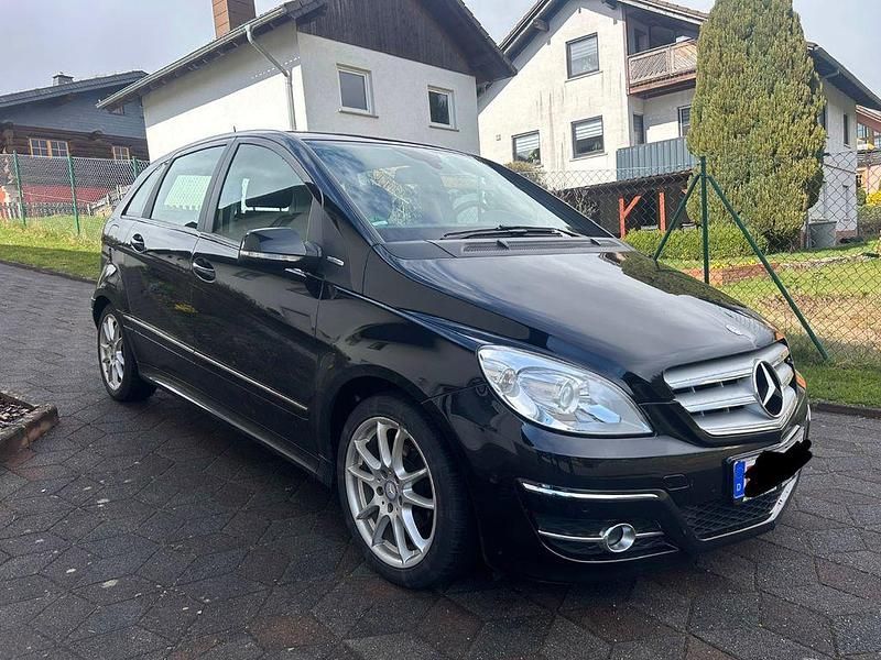 Gebraucht Mercedes B180 116 PS (85 kW) 2011 Schwarz Van / Kleinbus