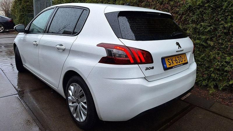 Gebraucht Peugeot 308 120 PS (88 kW) 2018 Weiß Limousine