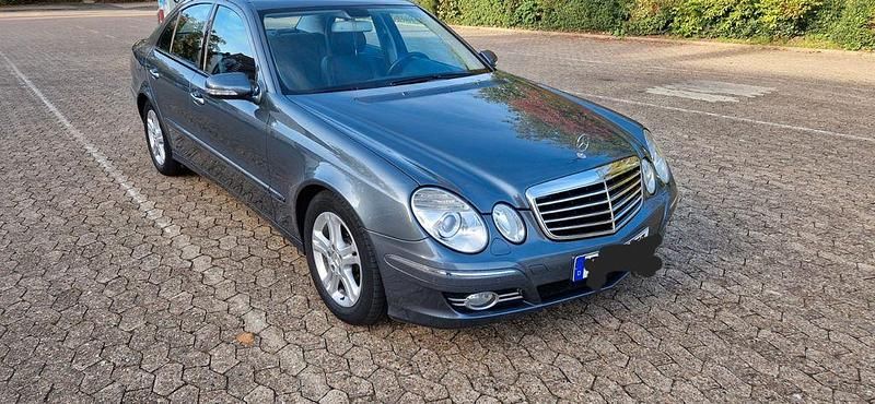 Grau Gebraucht 2007 Mercedes E200 Avantgarde Limousine | 7.990 € - Bild 1/4