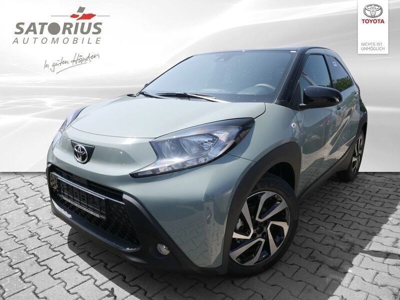 Grün Neu 2025 Toyota Aygo Kleinwagen | 20.500 € - Bild 1/4