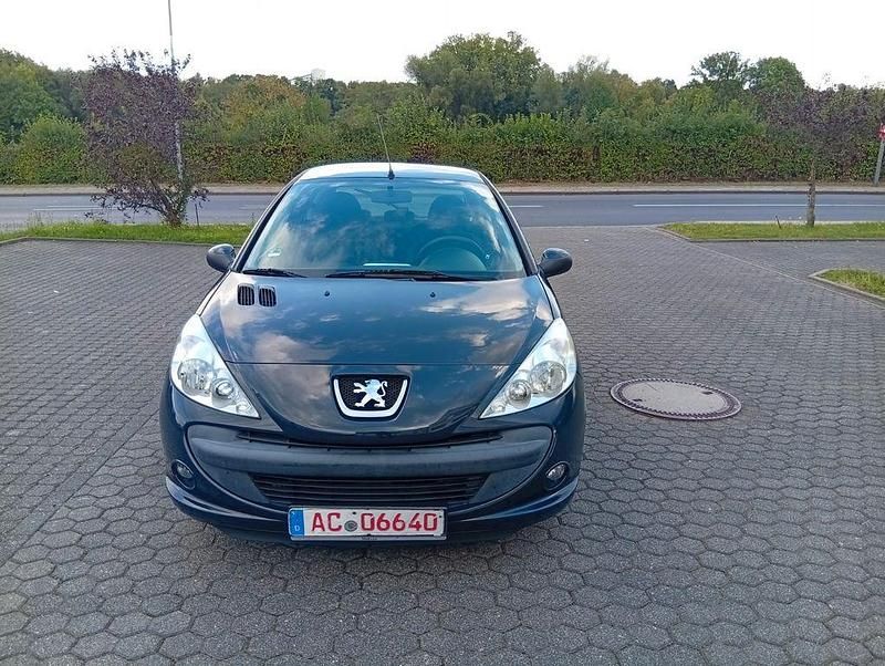 Grau Gebraucht 2012 Peugeot 206 Limousine | 2.499 € (Fairer Preis) - Bild 1/4