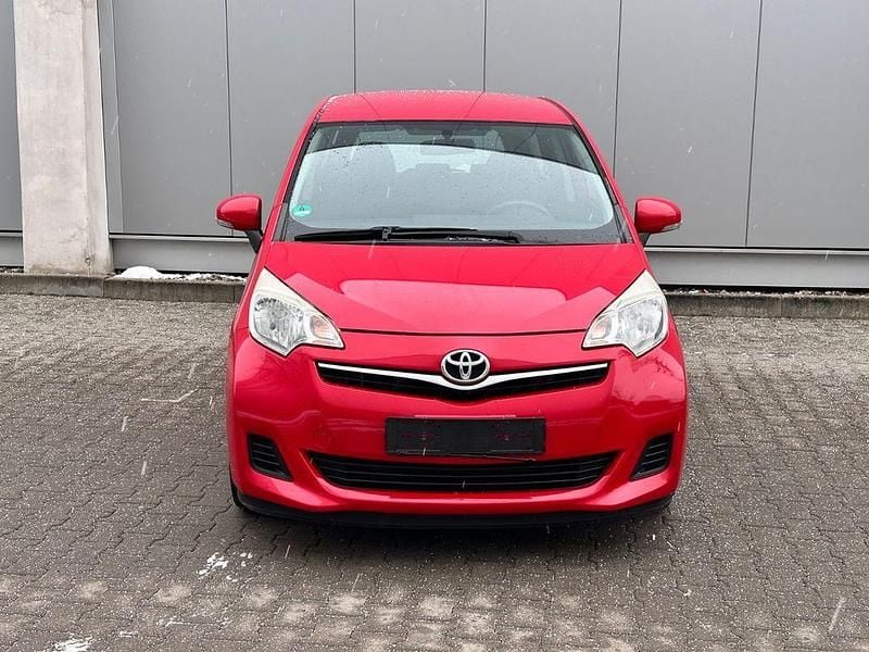Gebraucht Toyota Verso-S Cool 99 PS (72 kW) 2013 Rot Van / Kleinbus