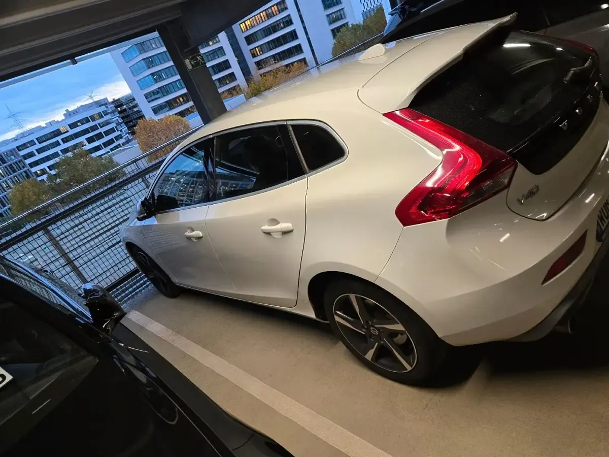 Gebraucht Volvo V40 R-Design 150 PS (110 kW) 2014 Weiß Limousine