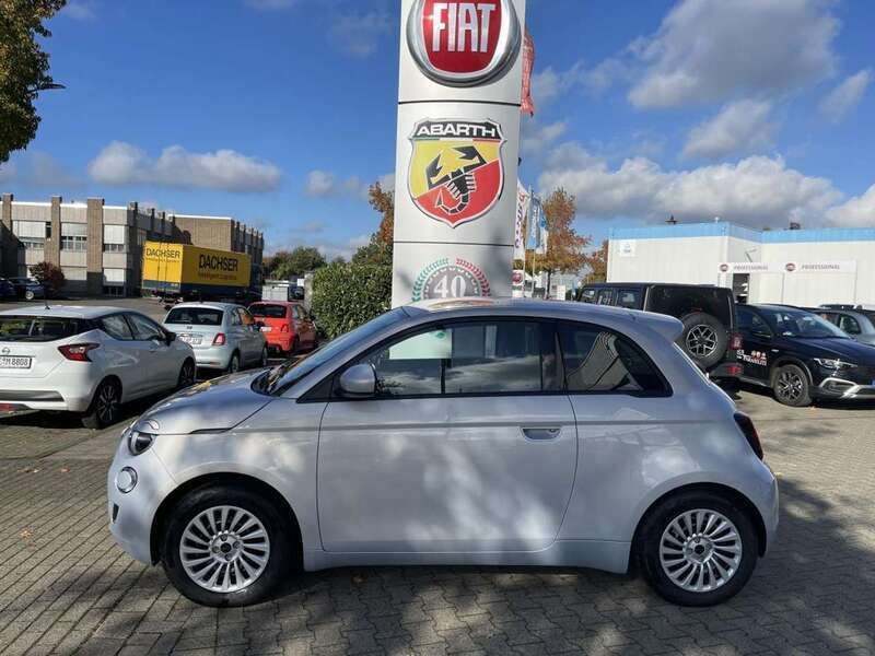 Blau (himmelblau) Gebraucht 2025 Fiat 500e Limousine | 29.990 € (Teuer) - Bild 1/4