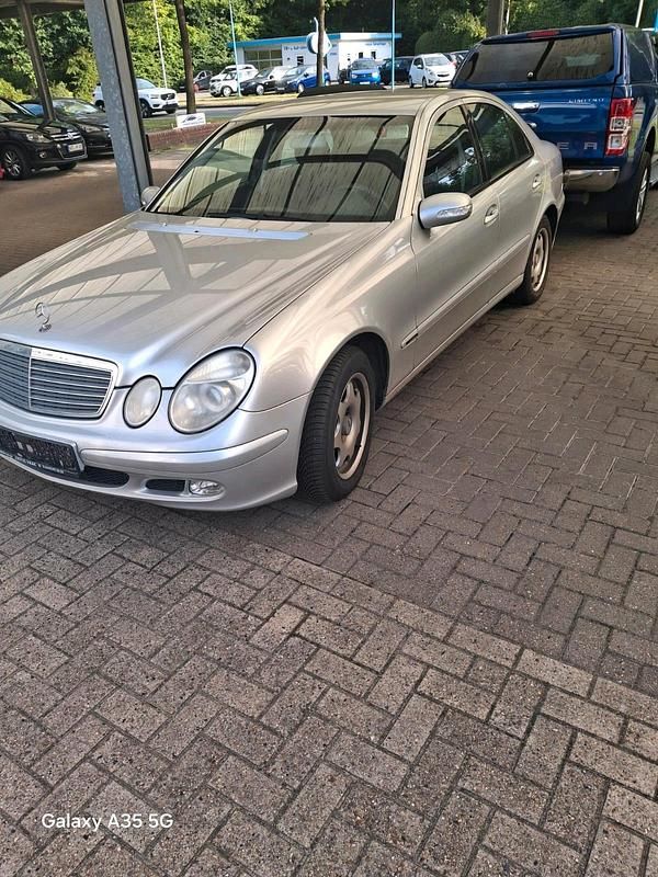 Silber Gebraucht 2003 Mercedes E200 Limousine | 3.000 € - Bild 1/4