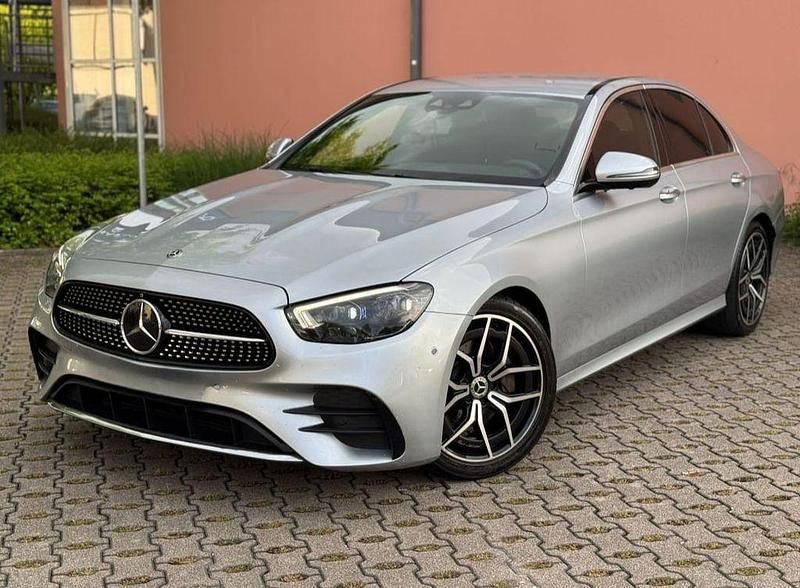 Silber Gebraucht 2020 Mercedes E220 AMG line Limousine | 23.000 € - Bild 1/4