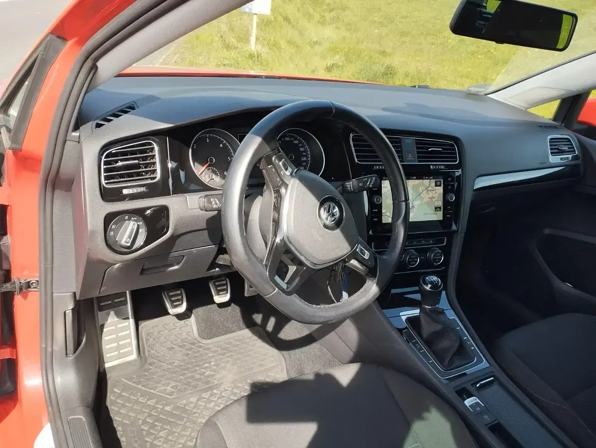 Gebraucht VW Golf VII Sound 116 PS (85 kW) 2018 Rot Kombi