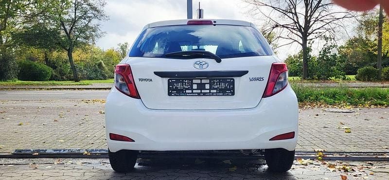 Gebraucht Toyota Yaris Basis 69 PS (50 kW) 2012 Weiß Kleinwagen