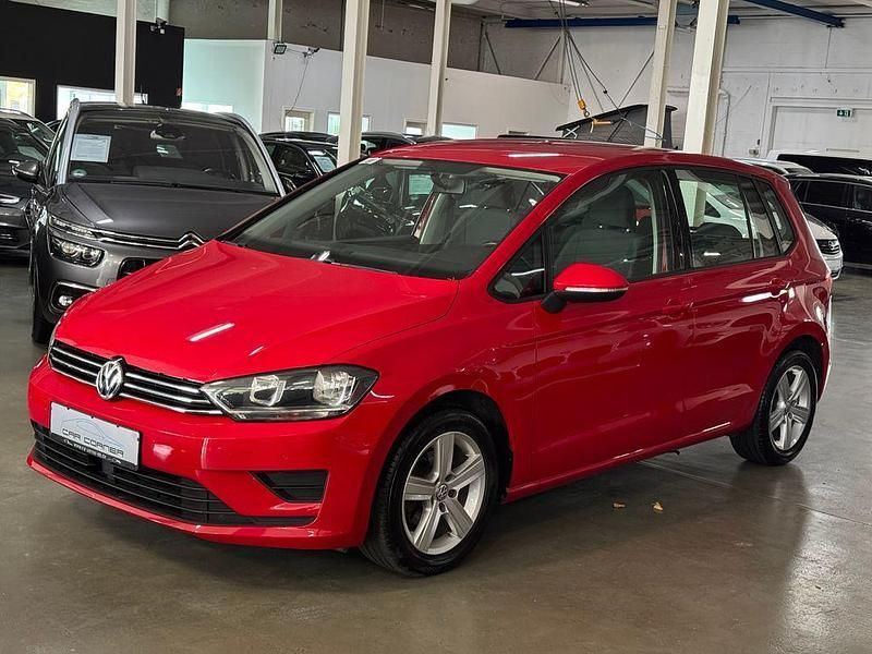 Rot Gebraucht 2017 VW Golf Sportsvan Comfortline Van / Kleinbus | 12.890 € (Teuer) - Bild 1/4