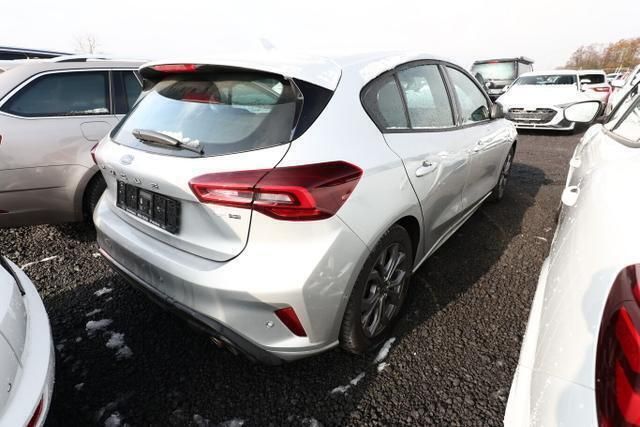 Polar silber metallic polar silber metallic Gebraucht 2023 Ford Focus ST-Line Limousine | 21.566 € (Guter Preis) - Bild 1/4