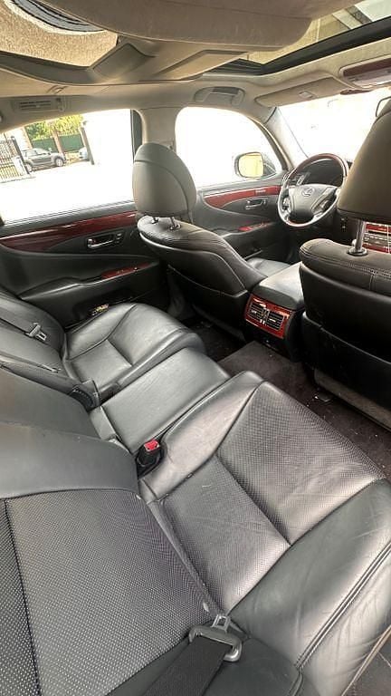 Braun Gebraucht 2010 Lexus LS600 Ambience Line Limousine | 14.900 € - Bild 1/4