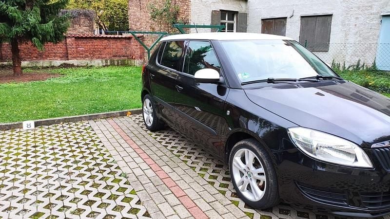 Schwarz Gebraucht 2012 Skoda Fabia Colour Edition Kleinwagen | 2.900 € (Guter Preis) - Bild 1/4