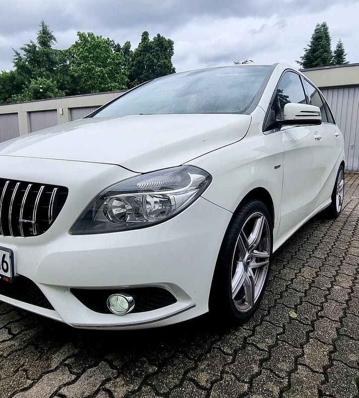 Gebraucht Mercedes B180 122 PS (89 kW) 2012 Weiß Van / Kleinbus