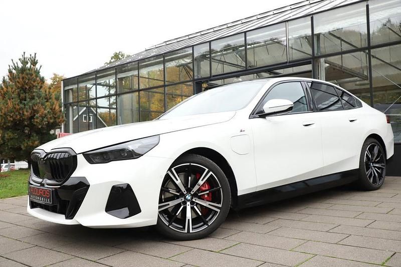 Weiß Gebraucht 2025 BMW 550e M Sport Limousine | 72.950 € (Superpreis) - Bild 1/4
