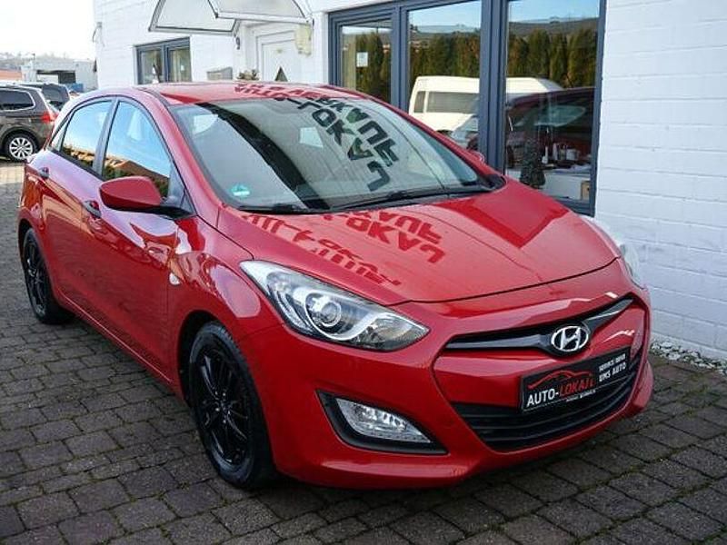 Gebraucht Hyundai i30 90 PS (66 kW) 2012 Rot Limousine