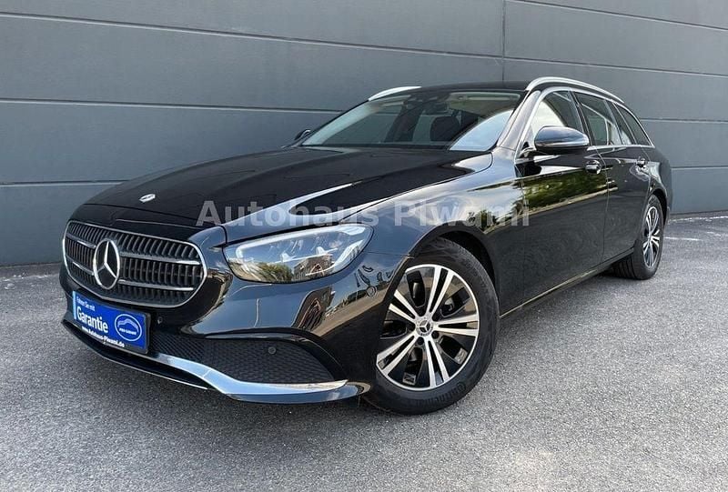 Obsidianschwarz metalliclack Gebraucht 2023 Mercedes E220 Avantgarde Kombi | 37.400 € (Fairer Preis) - Bild 1/4
