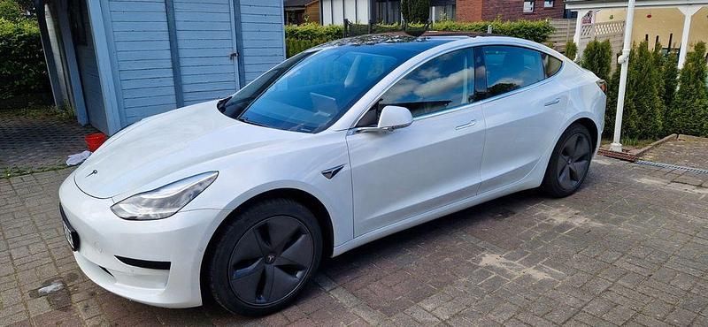 Weiß Gebraucht 2020 Tesla Model 3 Standard Range Plus Limousine | 19.900 € (Superpreis) - Bild 1/4