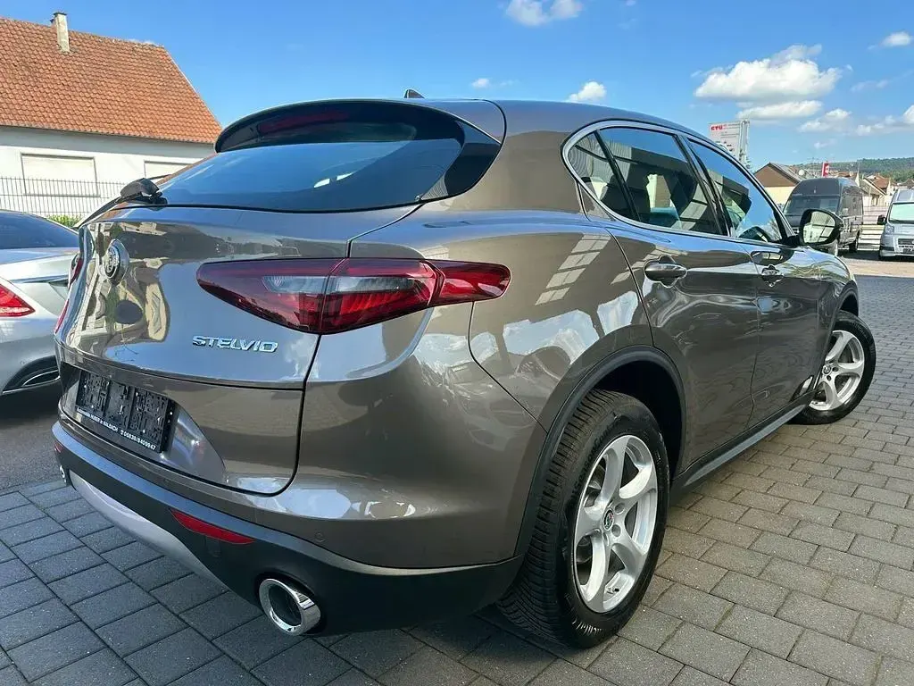 Gebraucht Alfa Romeo Stelvio Super 179 PS (131 kW) 2017 Grau SUV