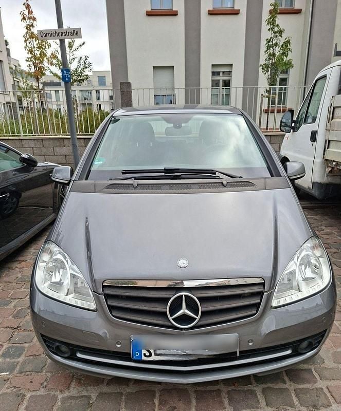 Grau Gebraucht 2011 Mercedes A180 Van / Kleinbus | 4.100 € (Fairer Preis) - Bild 1/4