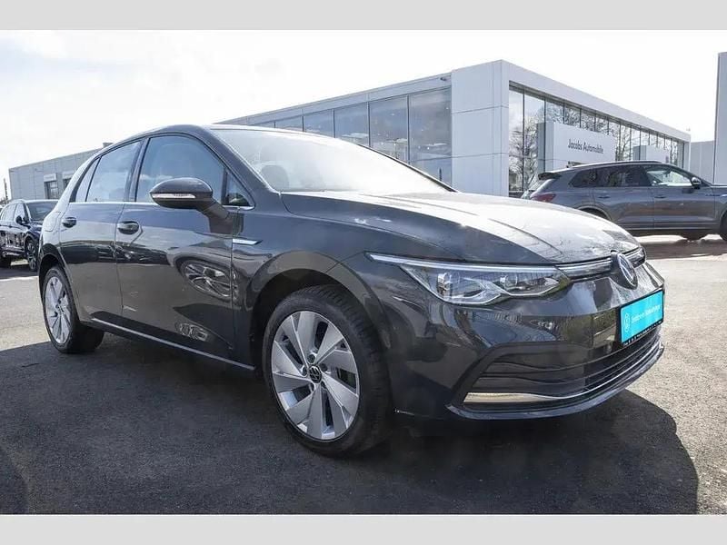 Gebraucht VW Golf VIII Style 131 PS (96 kW) 2024 Grau Limousine