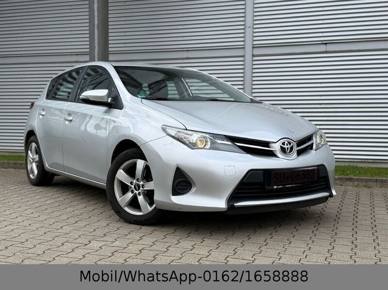 Silber Gebraucht 2013 Toyota Auris Cool Limousine | 8.999 € (Fairer Preis) - Bild 1/4