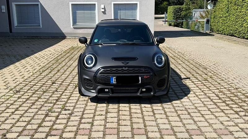 Grau Gebraucht 2020 Mini John Cooper Works Kleinwagen | 36.700 € (Etwas zu teuer) - Bild 1/4