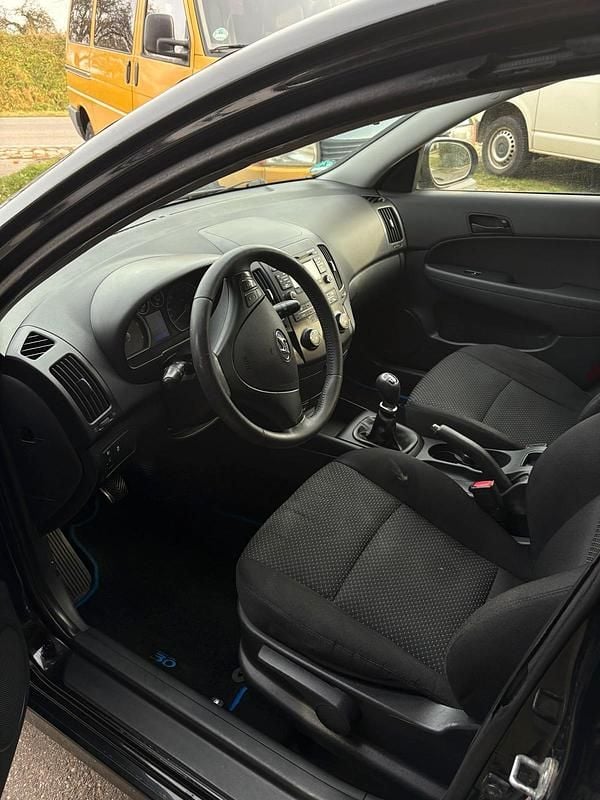Gebraucht Hyundai i30 90 PS (66 kW) 2011 Schwarz Kombi