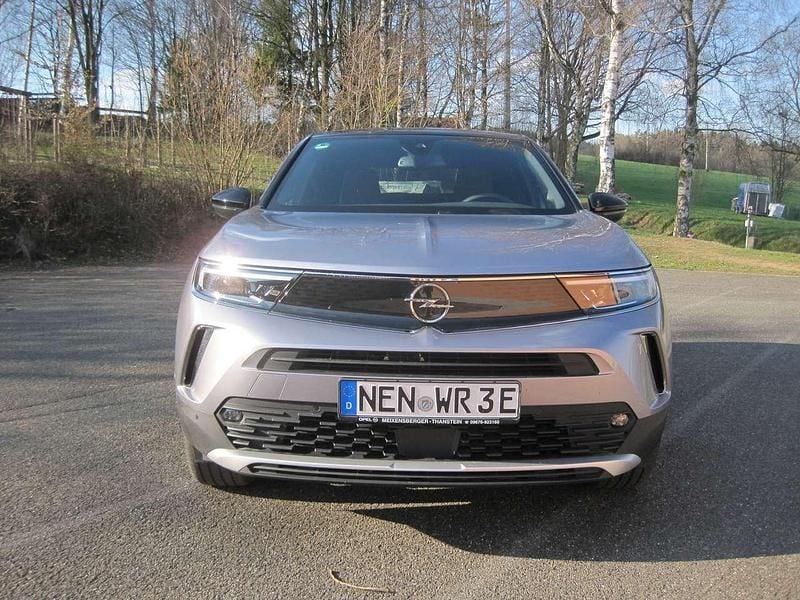 Grau Gebraucht 2022 Opel Mokka-e Ultimate SUV | 19.490 € (Fairer Preis) - Bild 1/4