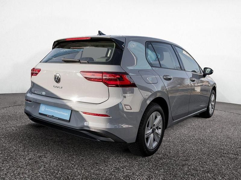 Gebraucht VW Golf VIII Life 116 PS (85 kW) 2022 Mondstein grau Limousine