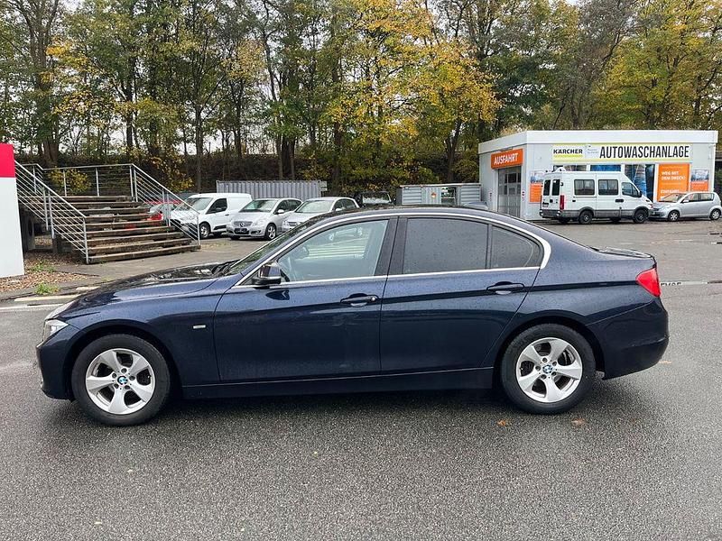 Gebraucht BMW 320 Sport Line 170 PS (125 kW) 2013 Blau Limousine