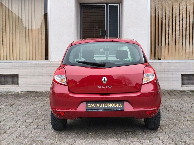 Gebraucht Renault Clio III Dynamique 75 PS (55 kW) 2011 Rot Limousine