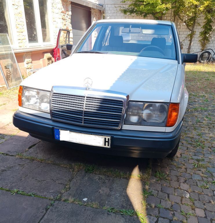 Weiß Gebraucht 1985 Mercedes E200 Limousine | 6.990 € - Bild 1/4