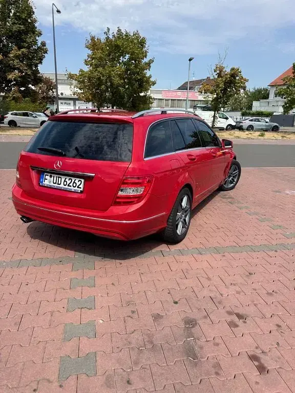 Gebraucht Mercedes C250 Avantgarde 204 PS (150 kW) 2013 Rot Limousine