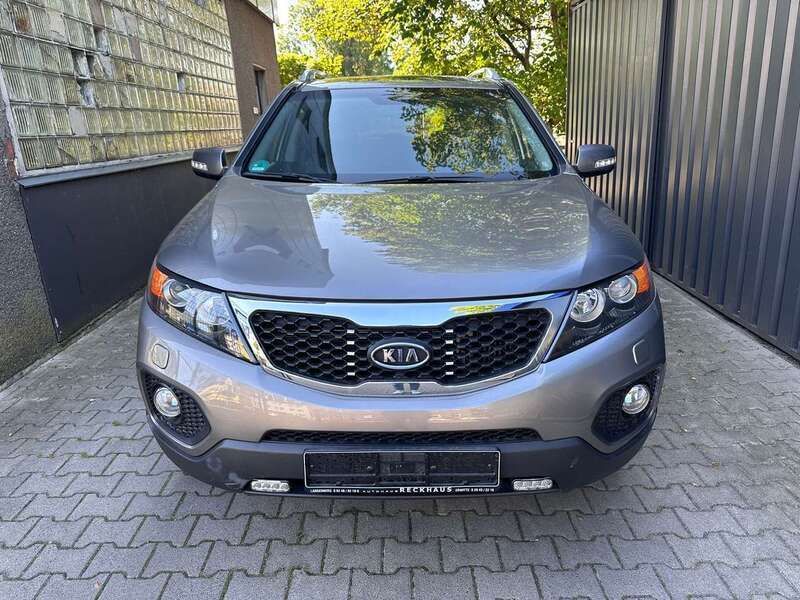 Titaniumsilber met. Gebraucht 2010 Kia Sorento Spirit SUV | 19.490 € - Bild 1/4