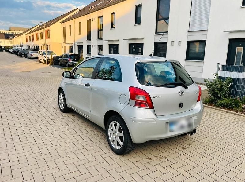 Gebraucht Toyota Yaris 100 PS (73 kW) 2012 Silber Kleinwagen