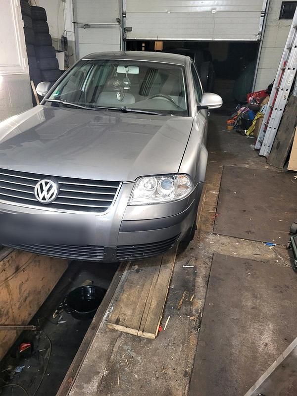 Silber Gebraucht 2004 VW Passat Limousine | 1.200 € (Fairer Preis) - Bild 1/4